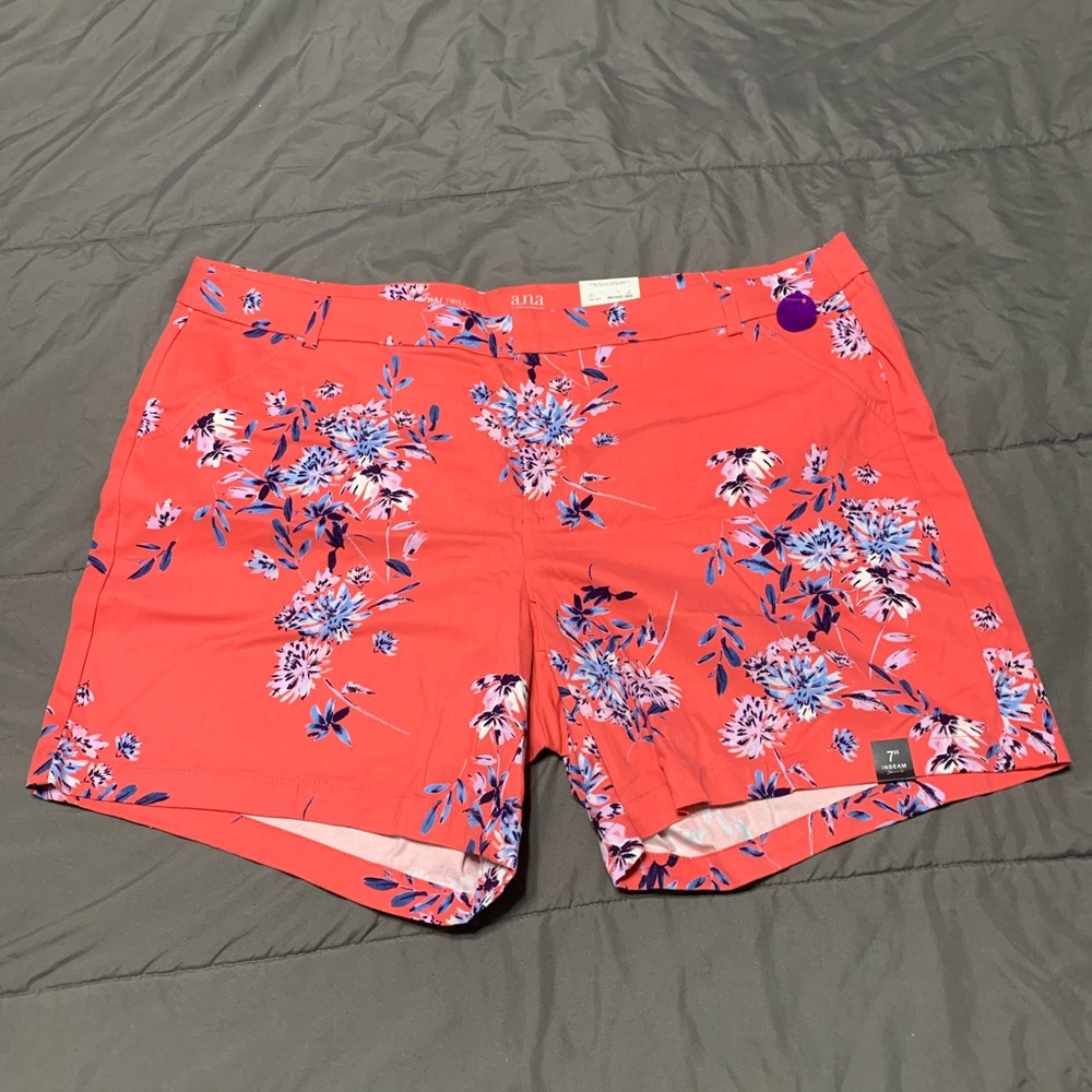 Floral pink shorts, highwaisted.